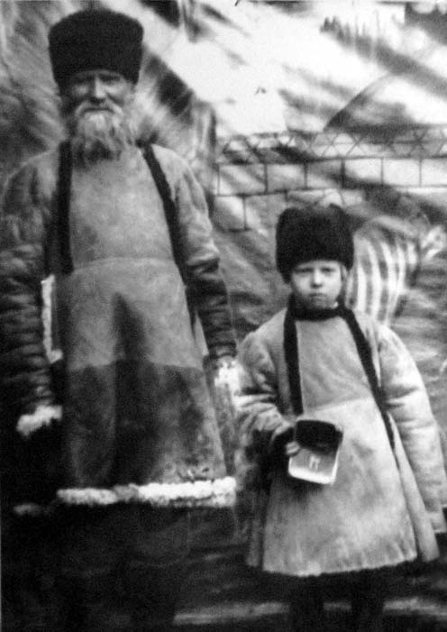 Малосердобинский крестьянин с внуком, фото 1920-х годов.